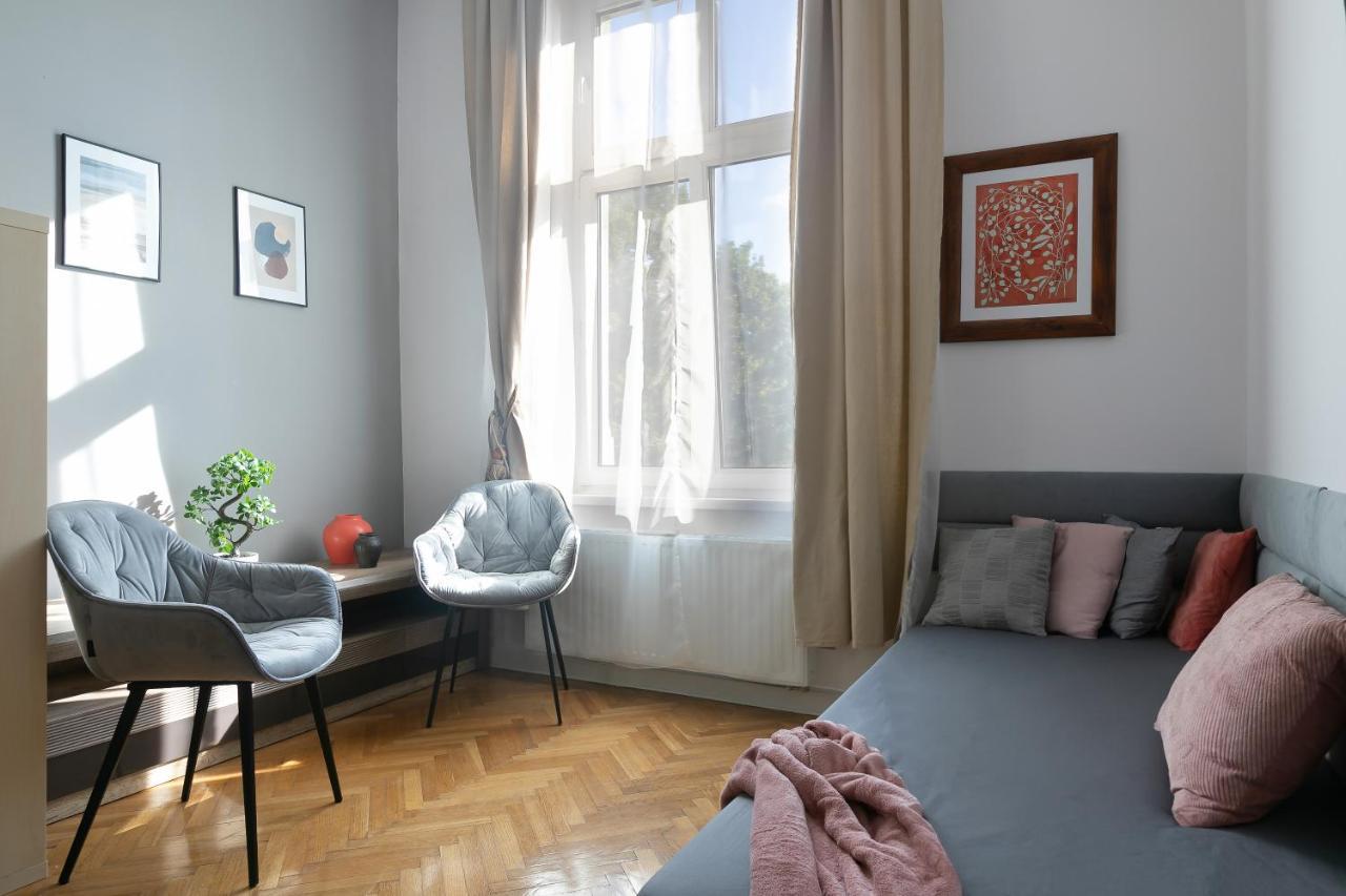 Large Next To Main Station - 85 M2 *