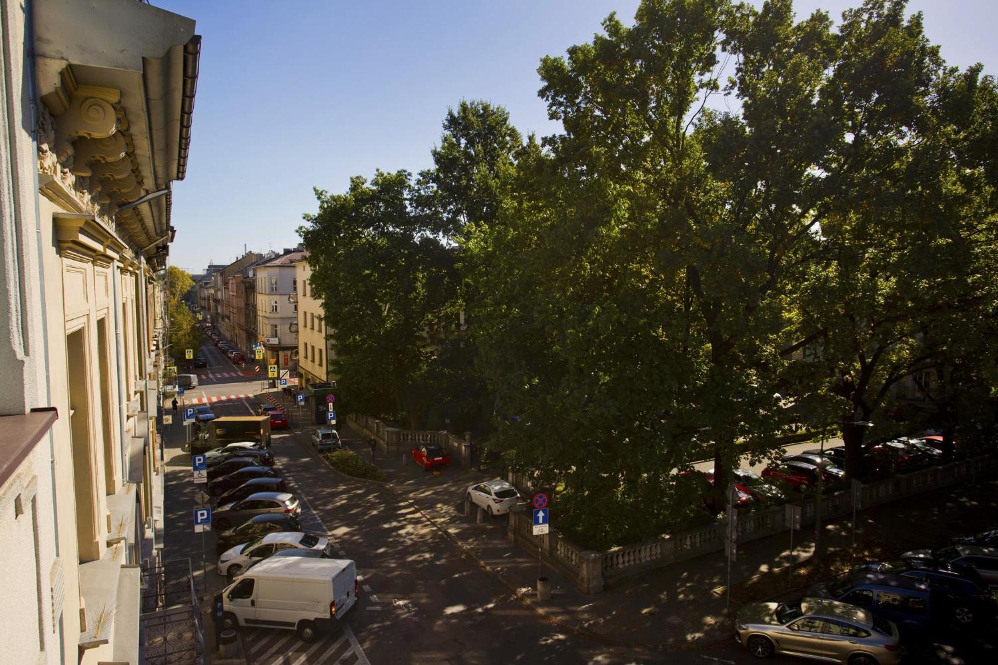 Large Next To Main Station - 85 M2 Apartament